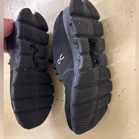 On Cloud X4, like new condition, no box or tags - Picture 3 of 6